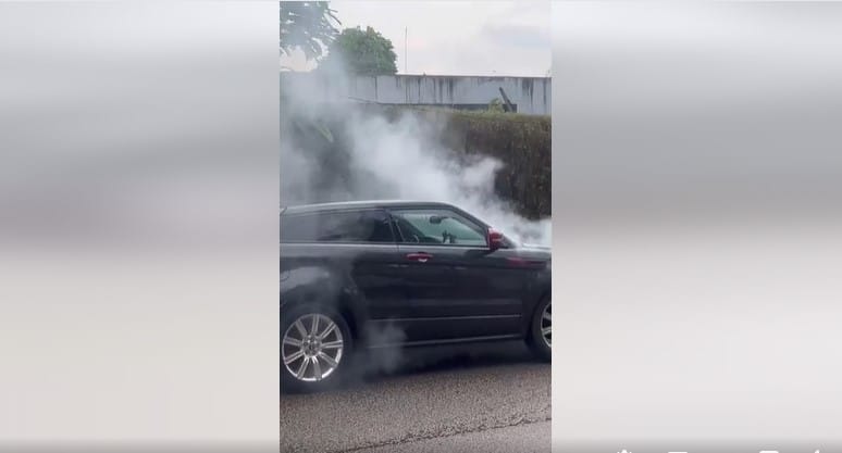 La voiture de Konnie Touré en feu