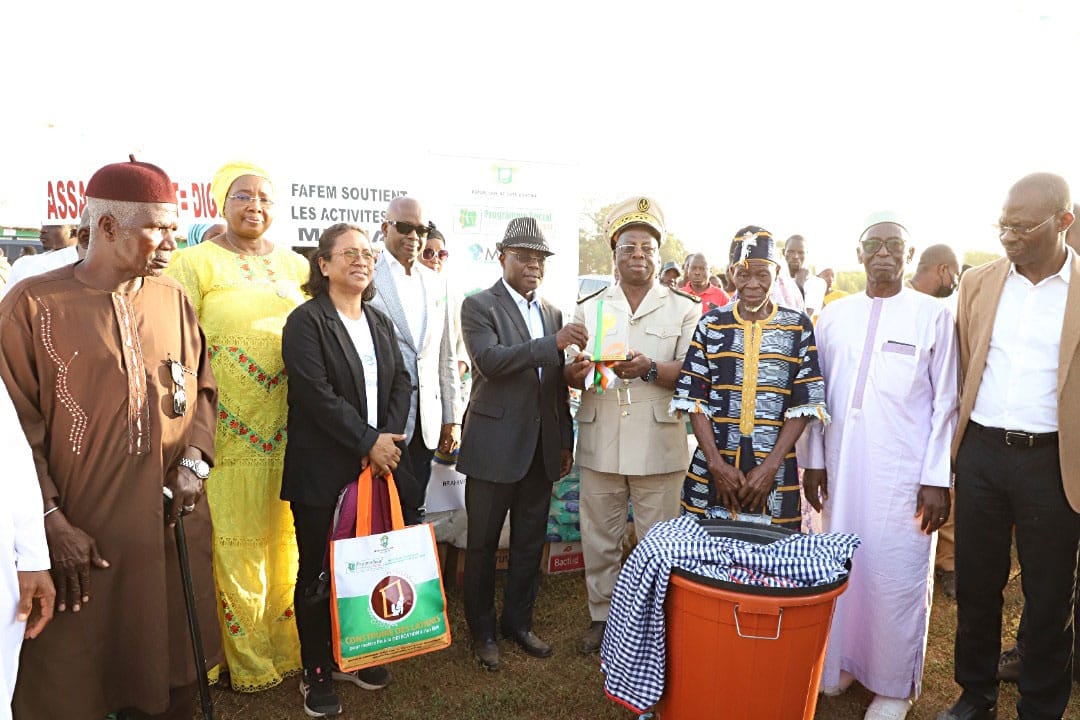 Le ministre Bouaké Fofana remet les clés de 1 158 latrines à des établissements scolaires