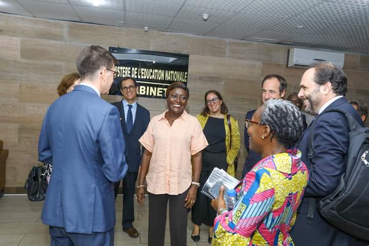 Une mission espagnole conduite par l'ambassadeur du royaume d'Espagne en Côte d'Ivoire Rafael Soriano chez Mariatou Koné le 2