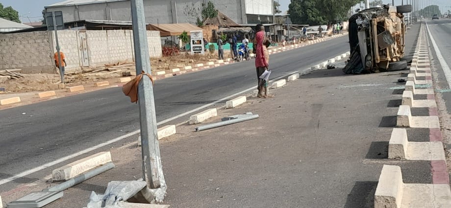 Accident de la route à Niakara ce 17 février 2023: un véhicule termine sa course dans un poteau électrique après plusieurs tonneaux