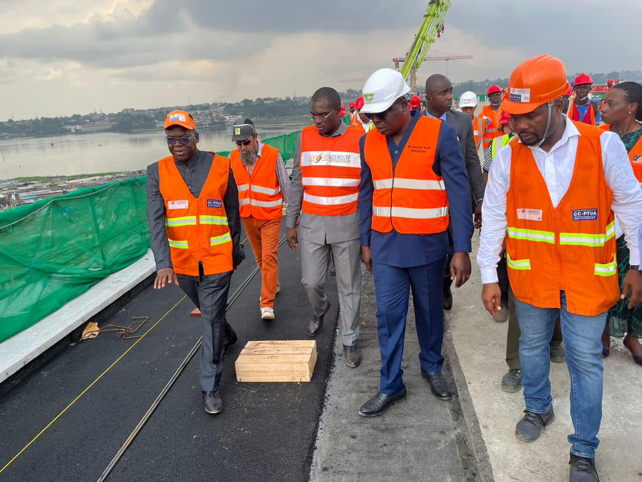 5e pont d’Abidjan: visite des travaux du Pont à Hauban du ministre Amédé Kouakou ce 23 février 2023