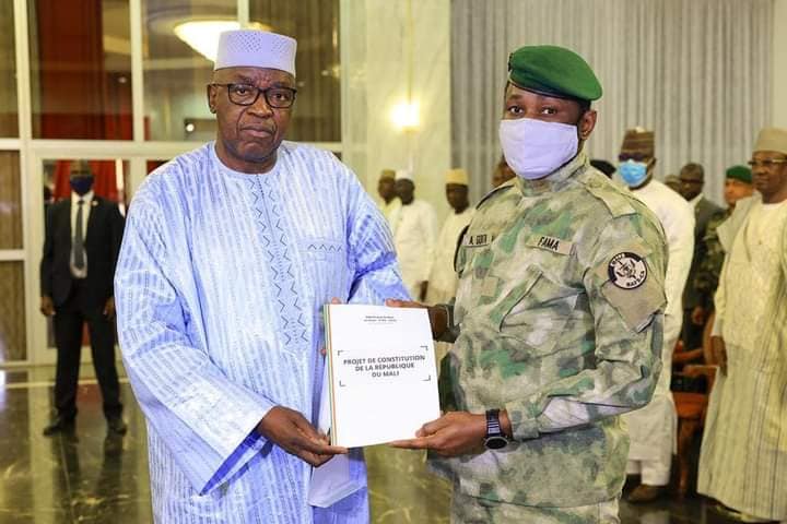 Projet de Constitution du Mali : le document final remis à Assimi Goïta