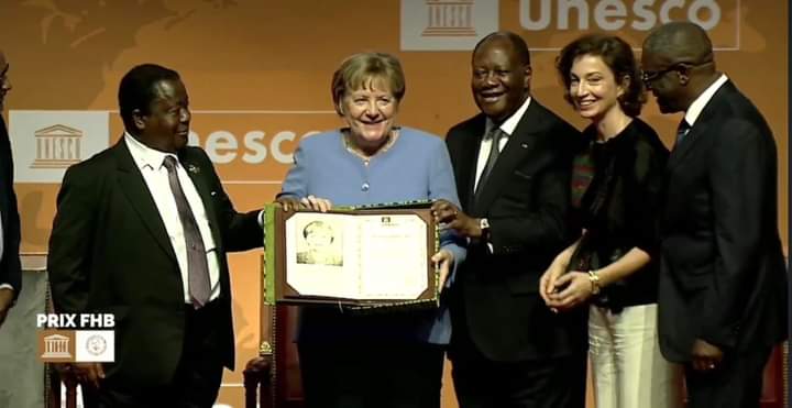 Prix Houphouët-Boigny: Angela Merkel remet son chèque à l’ONG ivoirienne Association nationale d’aide à l’enfance en danger.