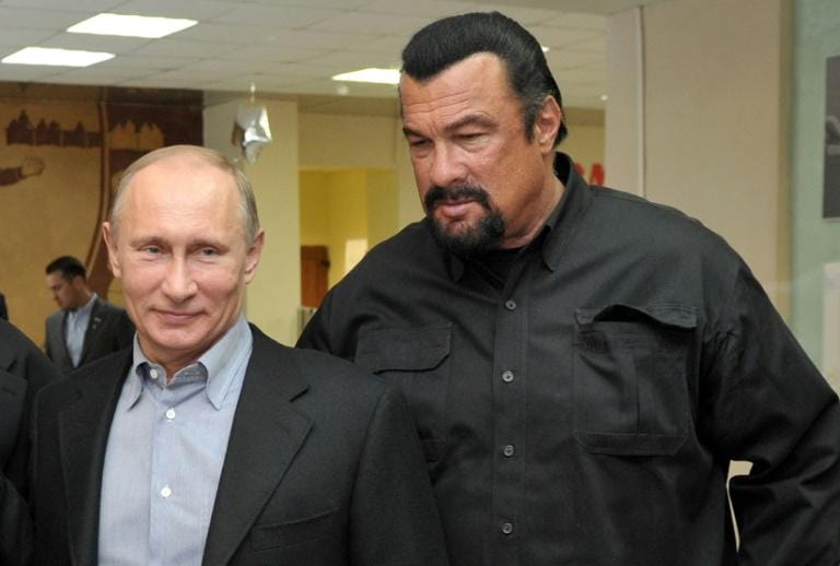 Poutine décore Steven Seagal, l’acteur américain, défenseur actif du président russe