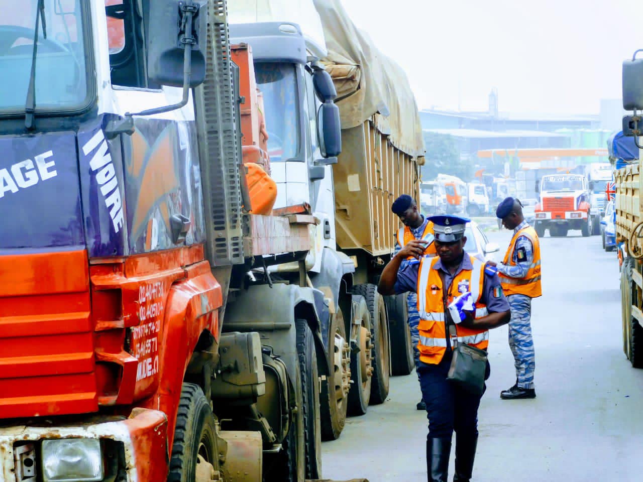 Sécurité routière Côte d’Ivoire : les chauffeurs de poids lourds sensibilisés sur le stationnement le long de l’autoroute