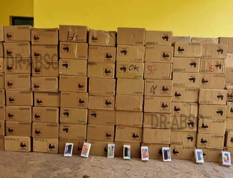 Côte d’Ivoire : 11 135 téléphones portables saisis à Bonoua