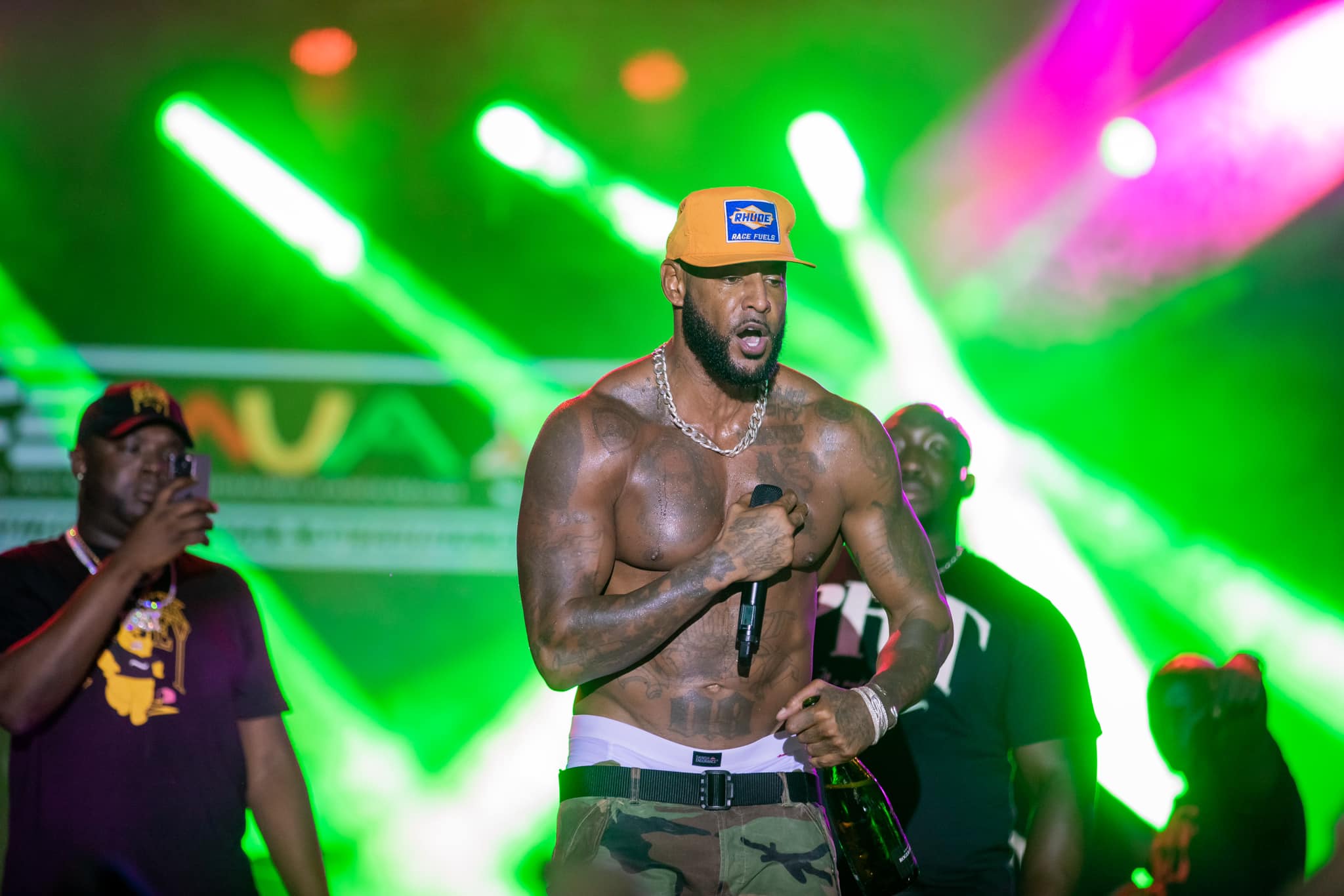 Booba surprend le public en rendant hommage à Kaaris lors de son concert au Femua 2023