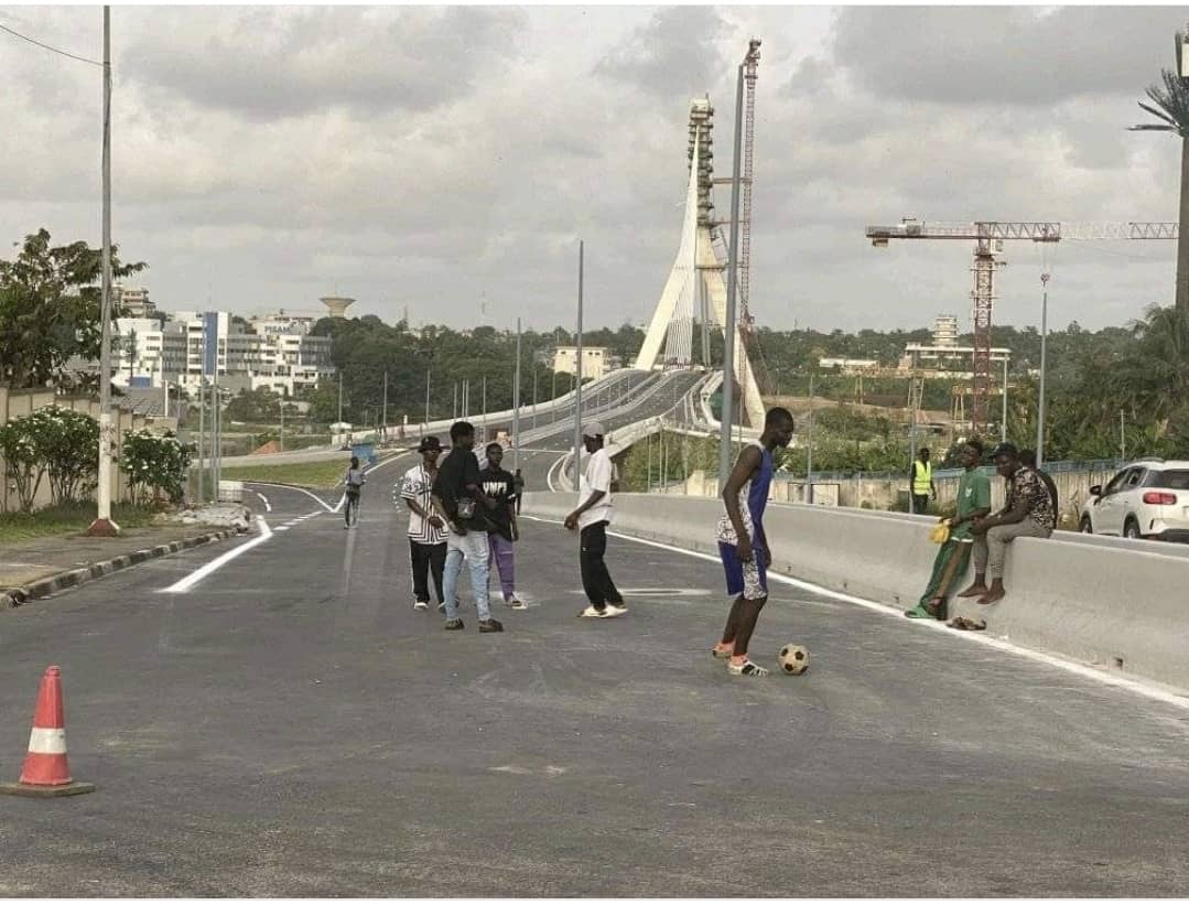 Match de foot sur le 5e pont d’Abidjan en construction : la réaction des Ivoiriens
