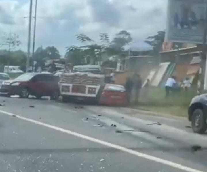 Accident à Bingerville ce 13 mai 2023 : un camion percute plusieurs véhicules, des images
