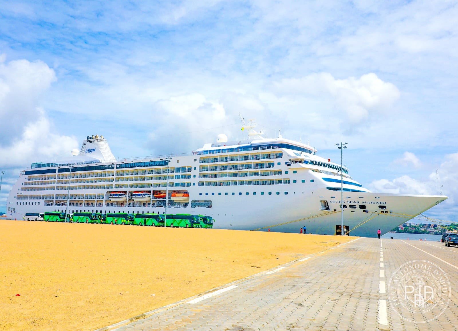 Le navire de croisière Seven Seas Mariner accoste au port d’Abidjan