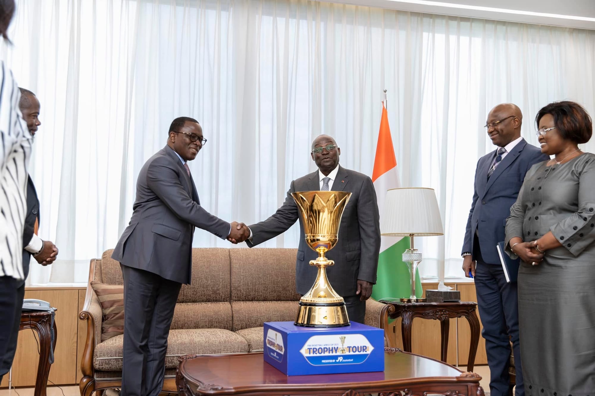 Le trophée de la Coupe du monde FIBA chez Tiémoko Koné, Vice-Président de Côte d’Ivoire