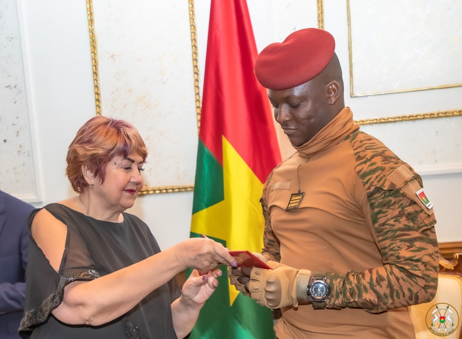 Burkina : le Capitaine Ibrahim Traoré décoré de la Médaille des BRICS pour son combat