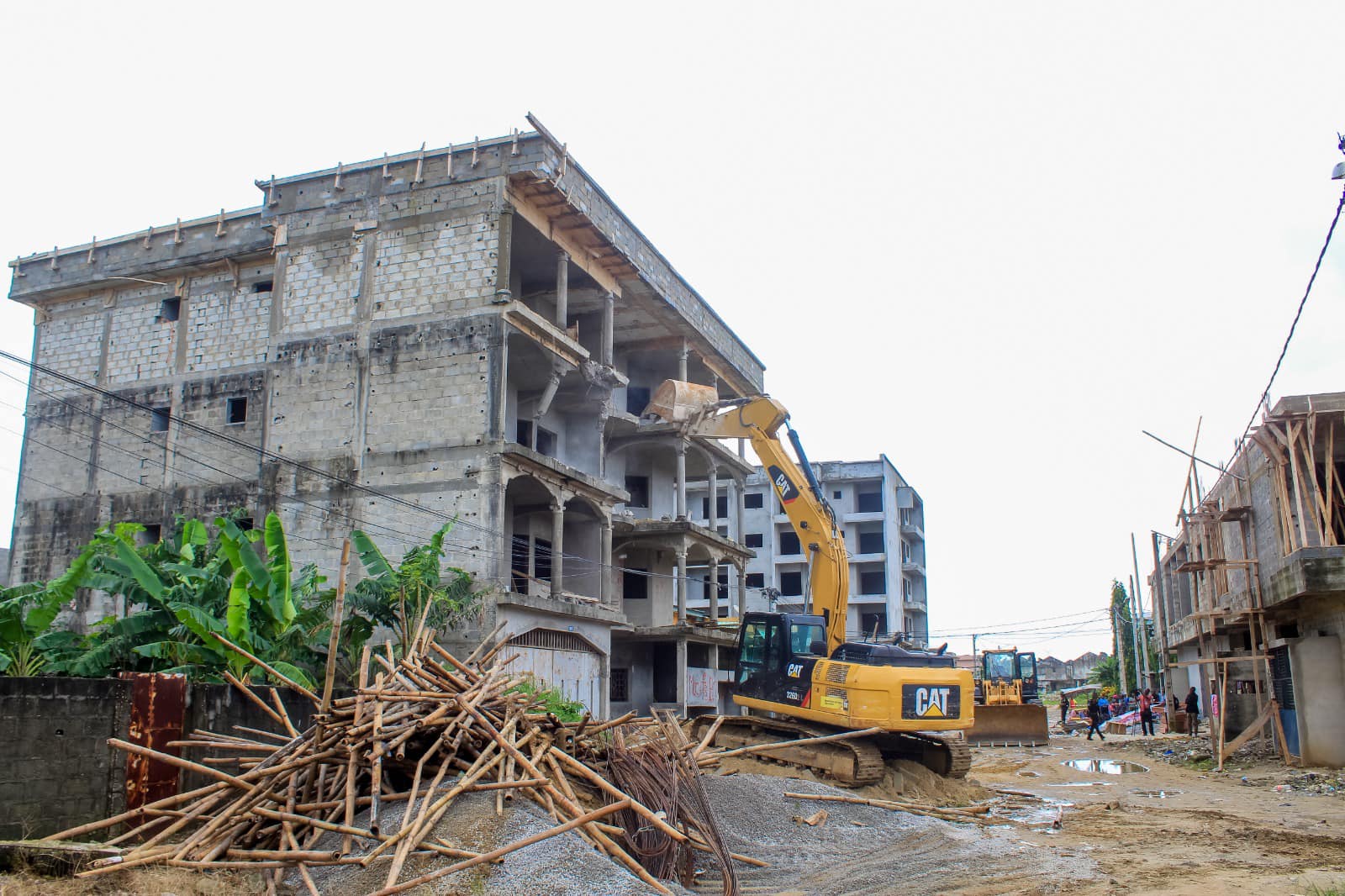 Yopougon : le ministère de la Construction démolit un immeuble R+4 menaçant de s’effondrer