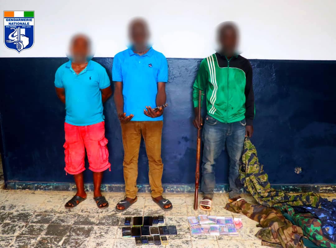 Tiassalé: arrestation de 3 individus en possession d’armes à feu, de tenues militaires et d’une importante somme d’argent