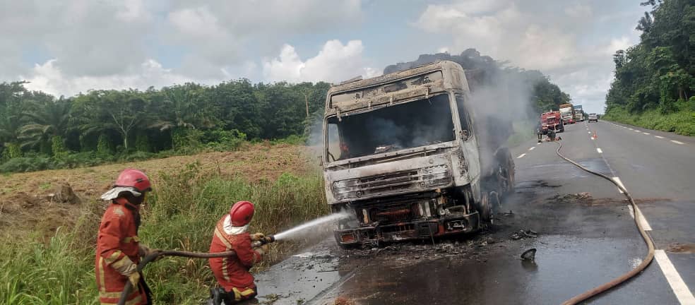 Un véhicule de transport de marchandises détruit par un incendie à Dabou