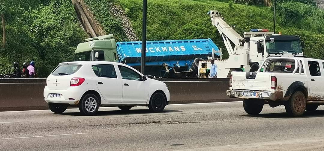 Accident après le pont piéton Agban ce jeudi : un camion renversé, circulation perturbée