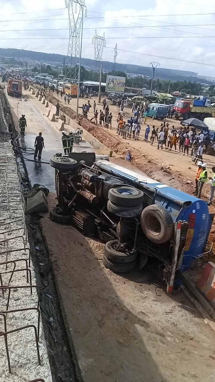 Accident de circulation à Abidjan ce vendredi : camion citerne de 15.000 litres de gasoil se renverse à N’Dotré