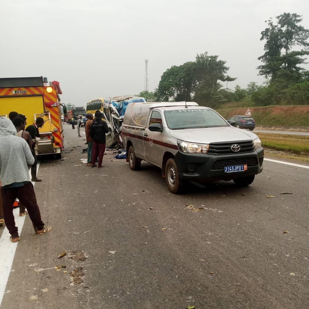 Accident de circulation mortel sur la route Abidjan-Bouaké ce vendredi : un car fait une sortie de route, 1 mort et 30 blessés