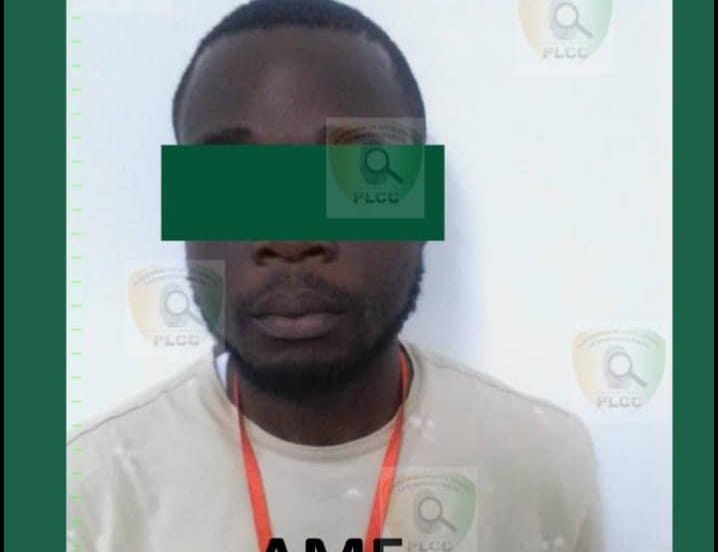 Abidjan : le « brouteur » menace de publier des photos nues d’une jeune fille et 3 ans de prison