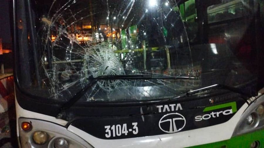 Des bus caillassés à Abidjan après la débâcle des Éléphants