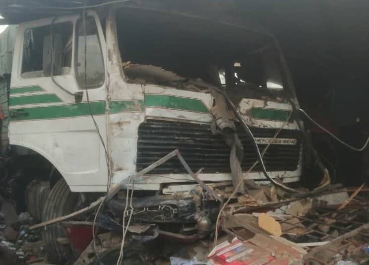 Terrible accident de la route à Bouaké : un camion s’écrase sur des magasins, 4 morts