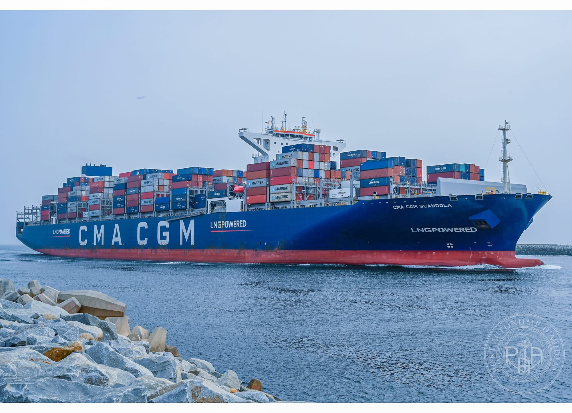Port d’Abidjan : le CMA CGM Scandola, 1er porte-conteneurs au GNL, accoste à Abidjan