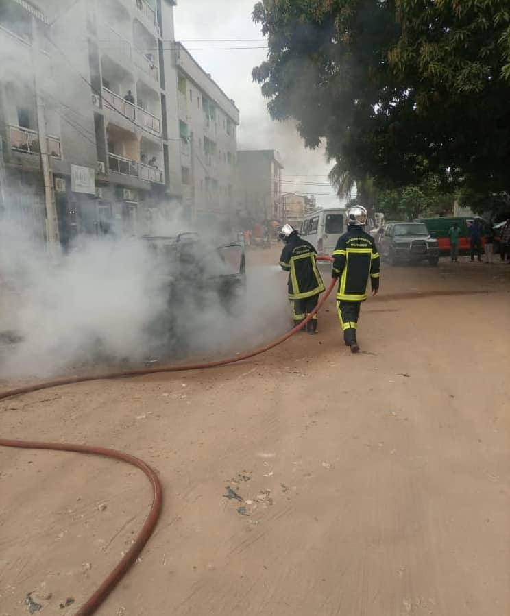 Un véhicule en feu à Cocody Riviera Palmeraie ce mardi