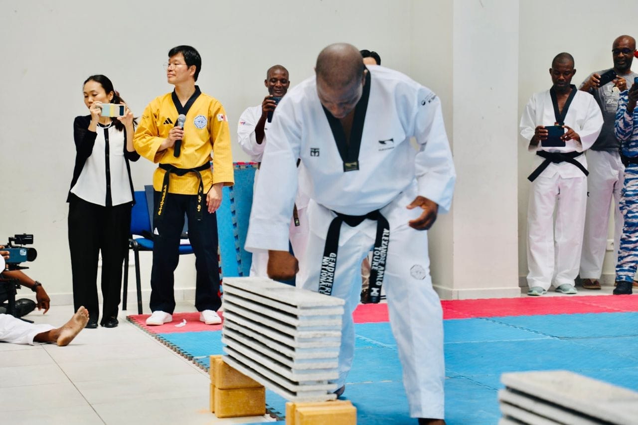 Le Général de Corps d'Armée Alexandre Apalo Touré reçoit sa ceinture noire 6ème DAN de taekwondo