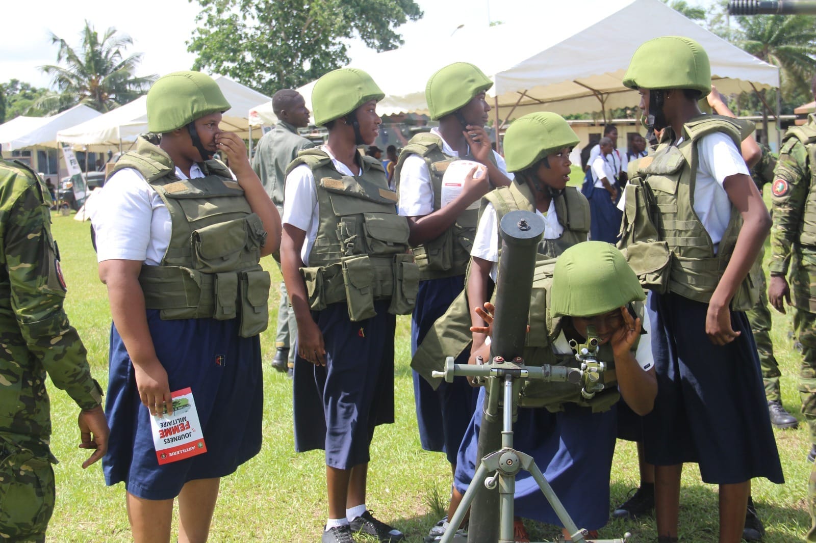 Des lycéennes lors des Journées de la Femme Militaire 2024 au Camp d'Akouedo le 25 avril