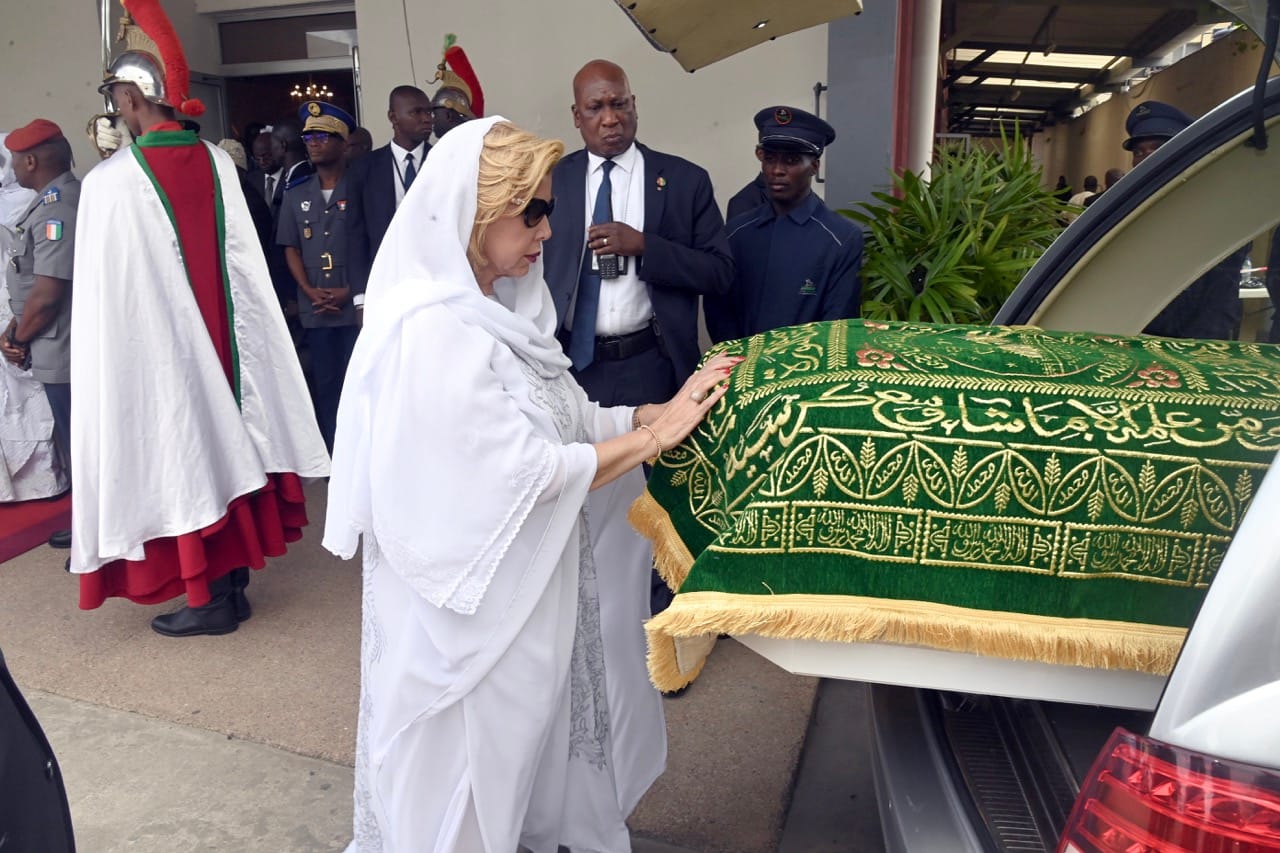Dominique Ouattara lors de la levée de corps de Bintou Bamba Vamoussa le 26 avril 2024