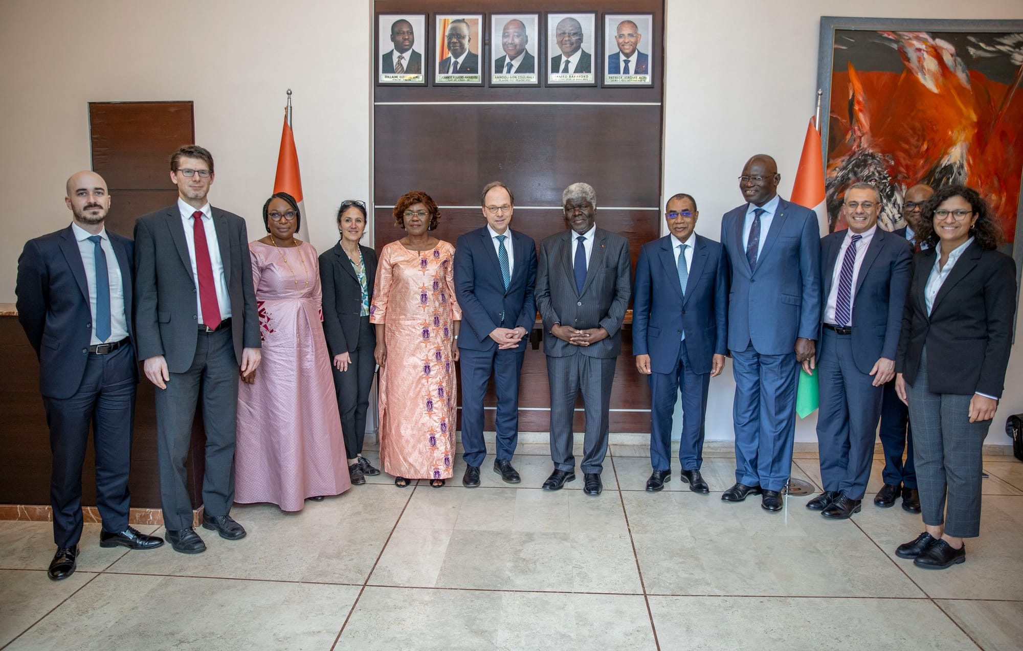 Le Premier ministre ivoirien Mambé et une délégation du FMI à Abidjan le 5 avril 2024