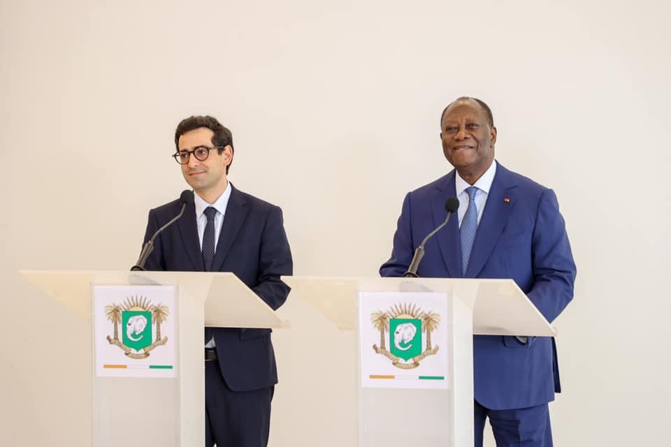 Le Président Alassane Ouattara et le Ministre français de l'Europe et des Affaires étrangères, Stéphane Séjourné à Abidjan