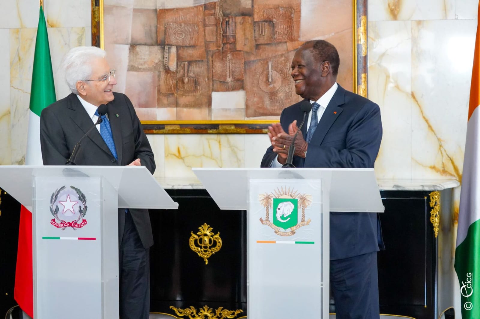 Les Présidents ivoirien Alassane Ouattara et italien Sergio Mattarella le 3 avril 2024 au Palais présidentiel à Abidjan-Plate