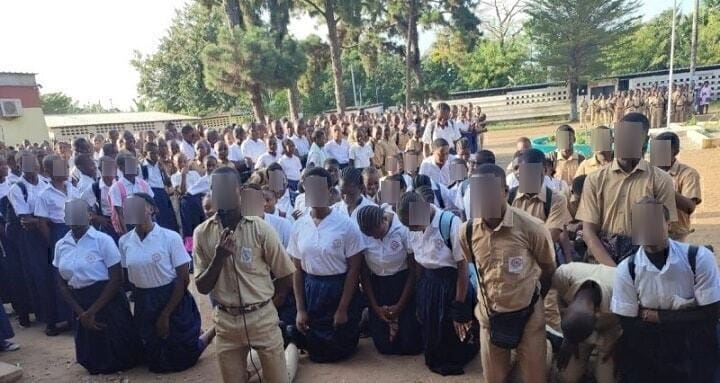 Suite à l'agression d'un professeur d'EPS, les élèves du Lycée Moderne de Cocody implorent le pardon à genoux