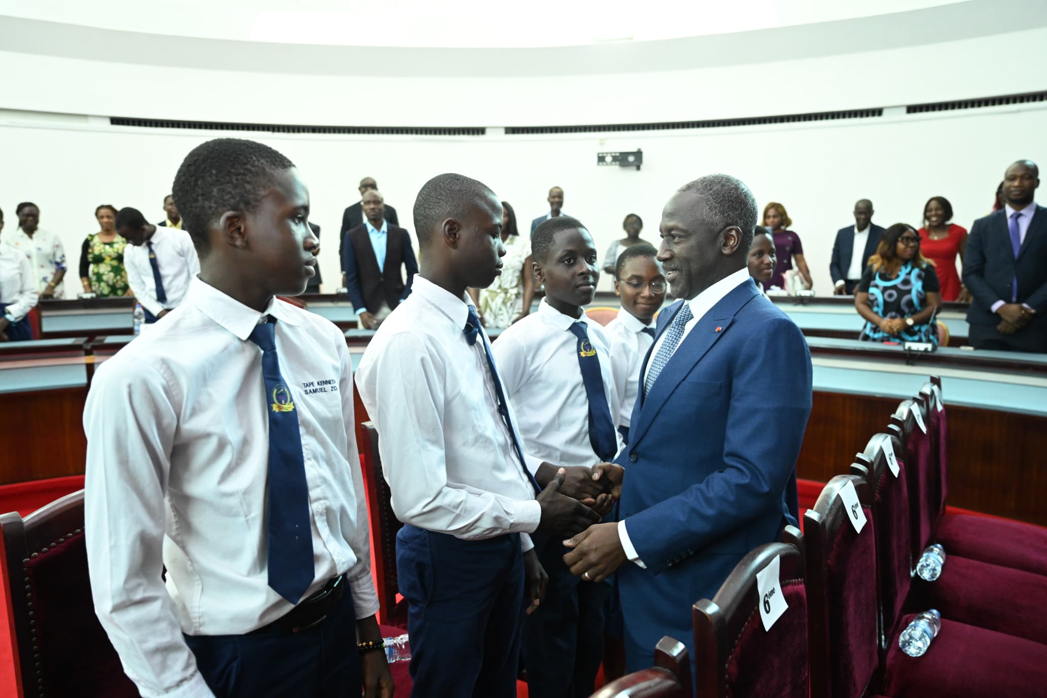 Adama Bictogo et les meilleurs élèves du Lycée Alassane Ouattara le 14 mai 2024