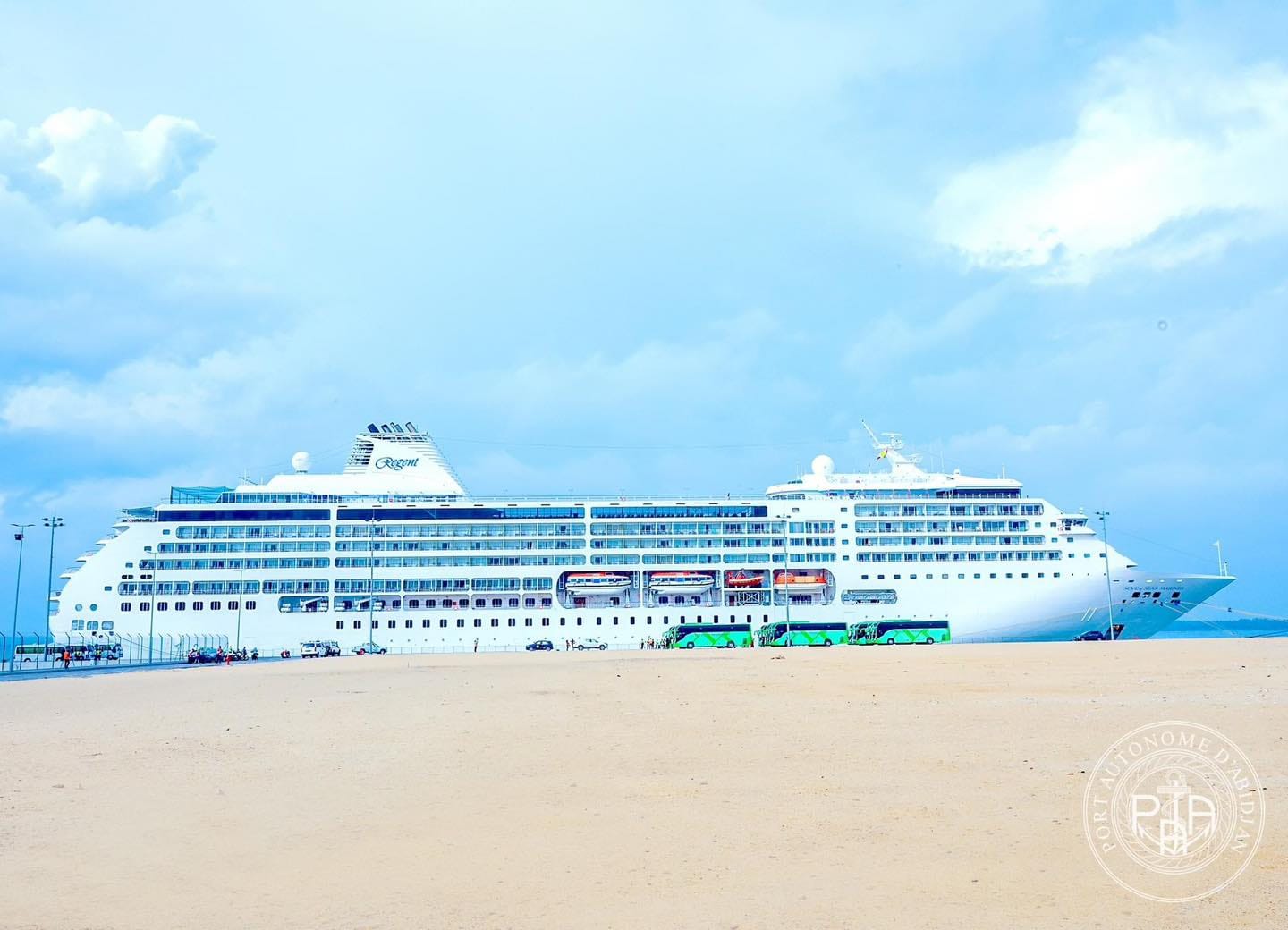 Le Seven Seas Mariner fait escale à Abidjan