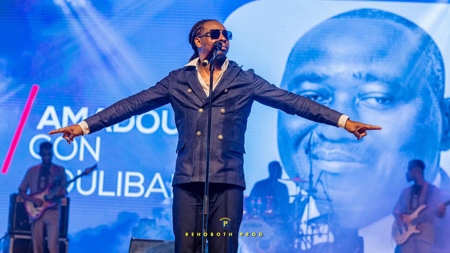 Soum Bill sur scène lors de son concert exceptionnel au Sofitel Hôtel Ivoire le 4 mai 2024