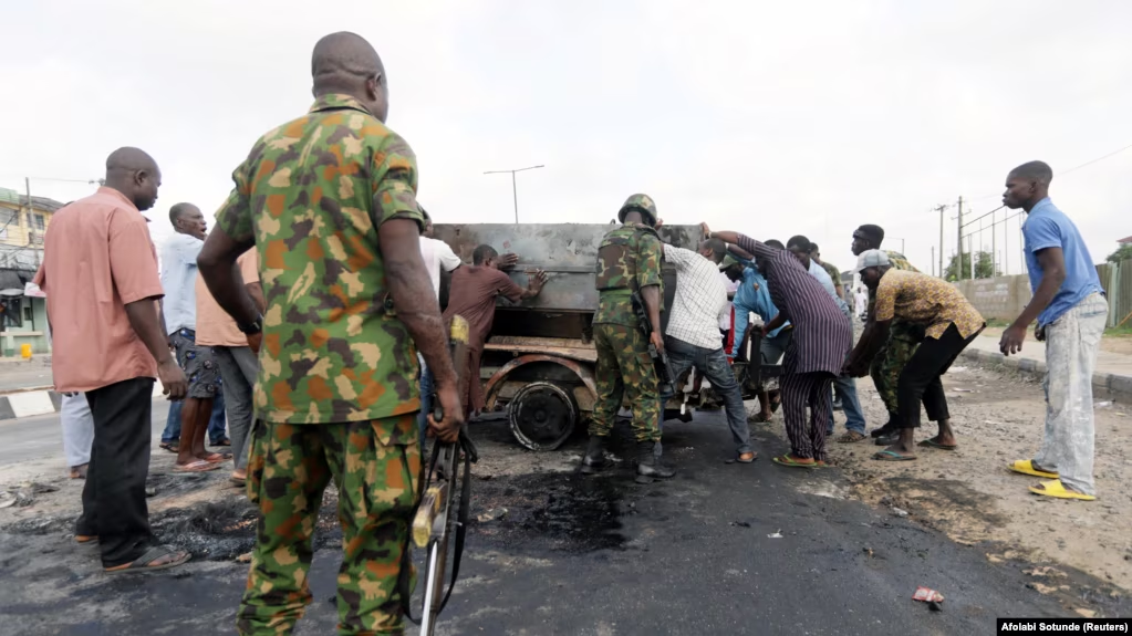 Des militaires nigérians sur les lieux d'un accident à Lagos, au Nigeria, le 23 octobre 2020