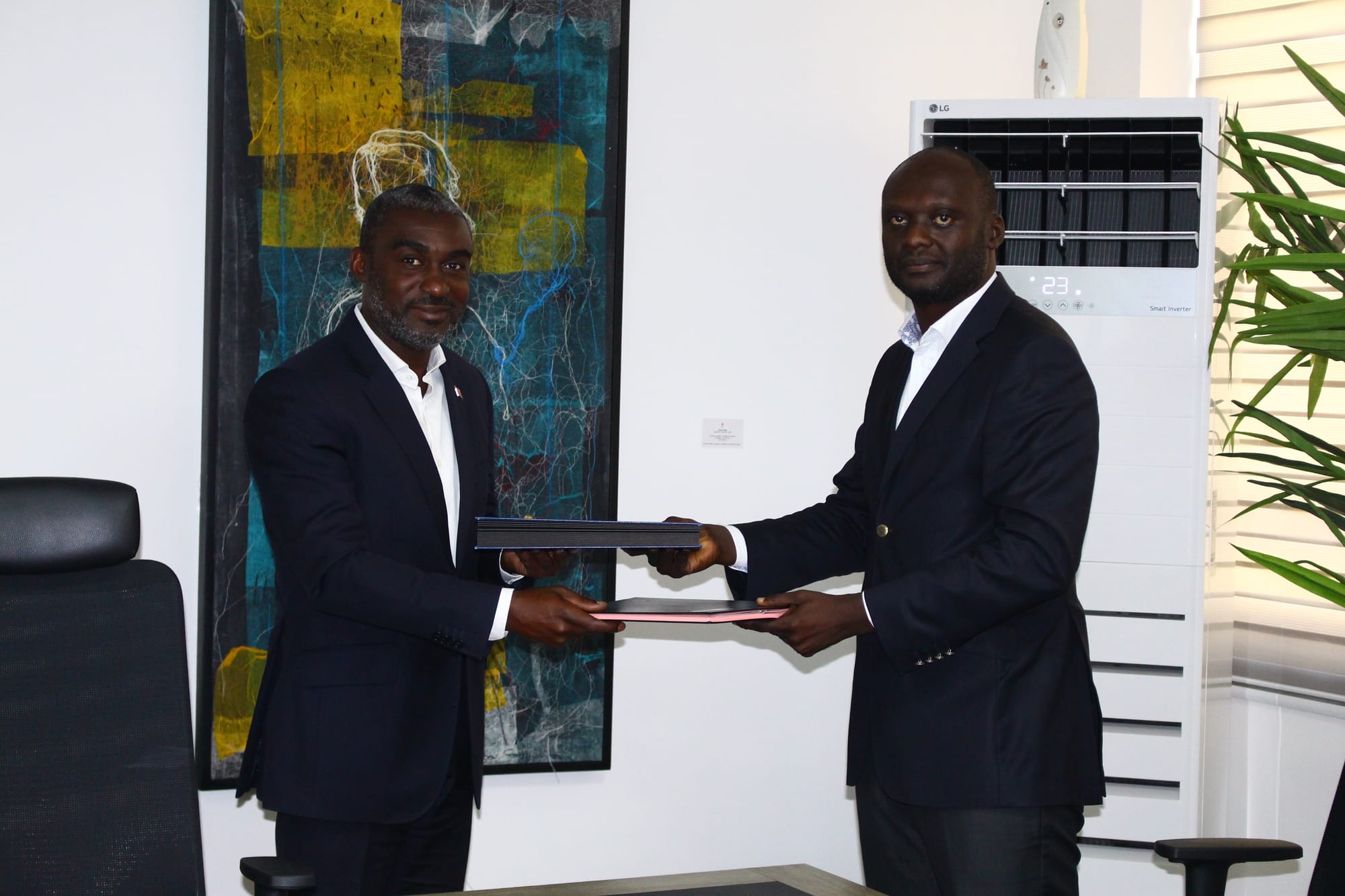 Gildas N'Zouba, DG de SUNU Assurances Vie Côte d'Ivoire et Serges Assalé, DG d'ENET AFRICA