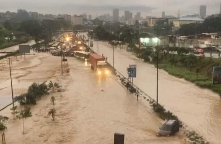 Inondations sur la voie express Adjamé - Yopougon le 22 juin 2022