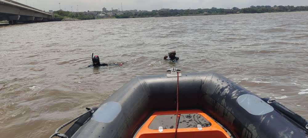 Un individu se jette dans la lagune le 23 juillet 2024