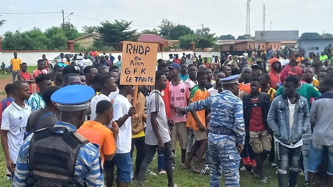 Des militants RHDP marchent sur la Mairie de Hiré pour exiger la démission de Gilbert Kacou Francis